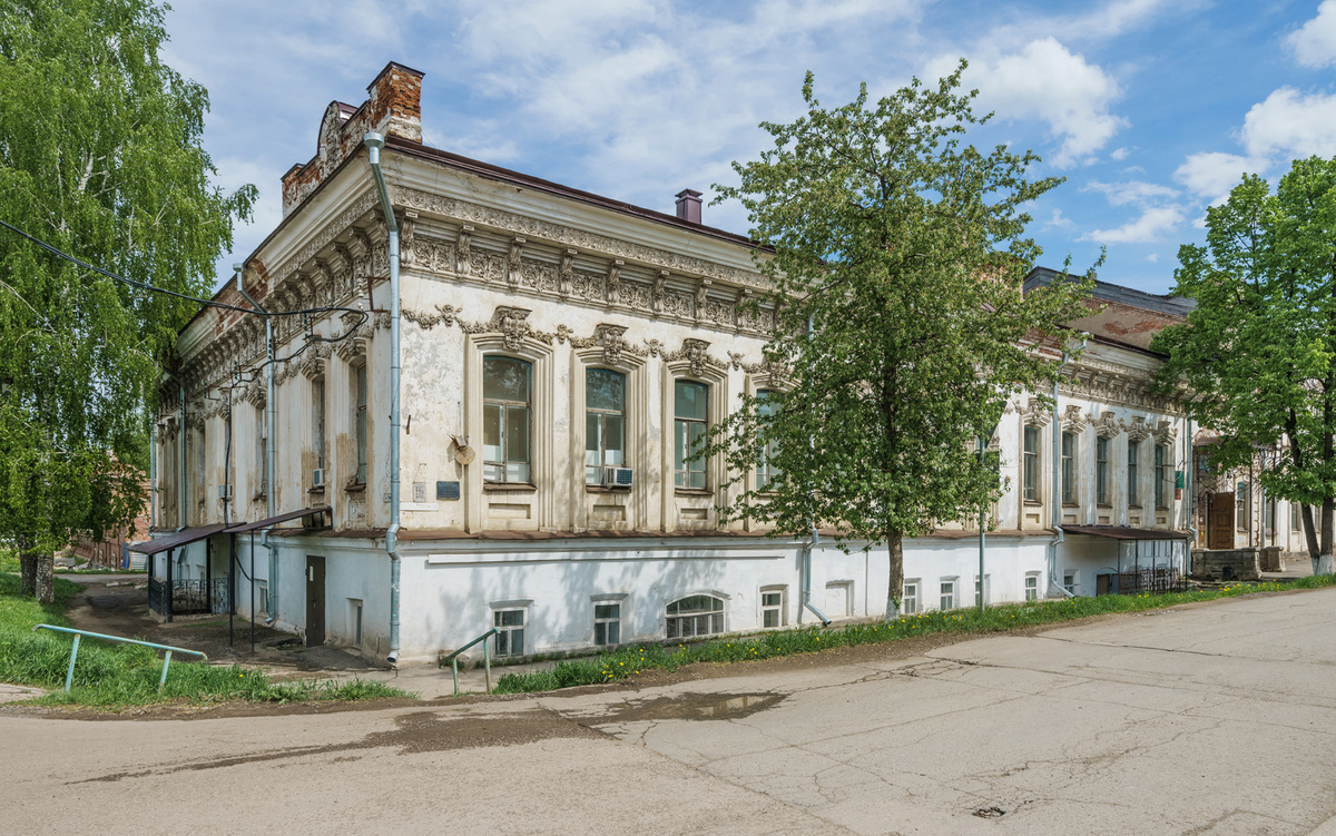 Особняк на углу улиц Киттарской и Александровской (сейчас это улицы К. Маркса и Труда) Михаил Грибушин построил для своей большой семьи, у них с женой Антониной было 15 детей