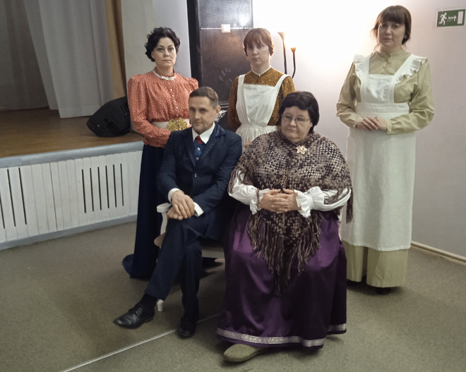 Участники театрализованной экскурсии, сотрудники ДК машиностроителей (слева направо): стоят Екатерина Ярушева, Анна Щукина, Оксана Садовская; сидят Евгений Коноплев, Елена Теплякова