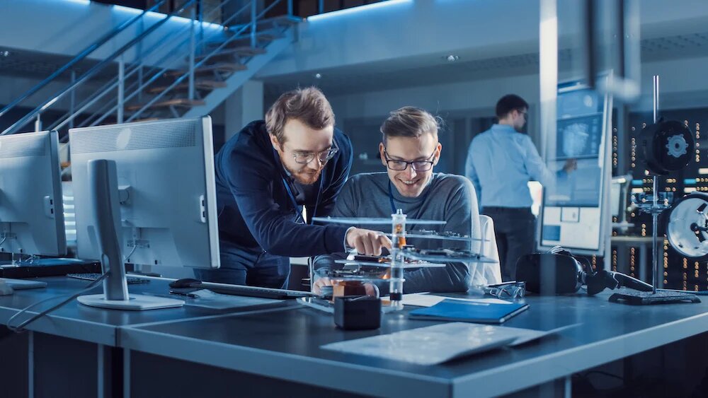 1. Инженер по искусственному интеллекту (AI-инженер)
ИИ уже меняет мир, и спрос на специалистов, разрабатывающих алгоритмы машинного обучения и нейросети, только растет. Компании нуждаются в экспертах, способных создавать и адаптировать ИИ-решения для бизнеса, медицины, транспорта и других сфер.

Что нужно знать: Python, TensorFlow, PyTorch, анализ данных, алгоритмы машинного обучения.