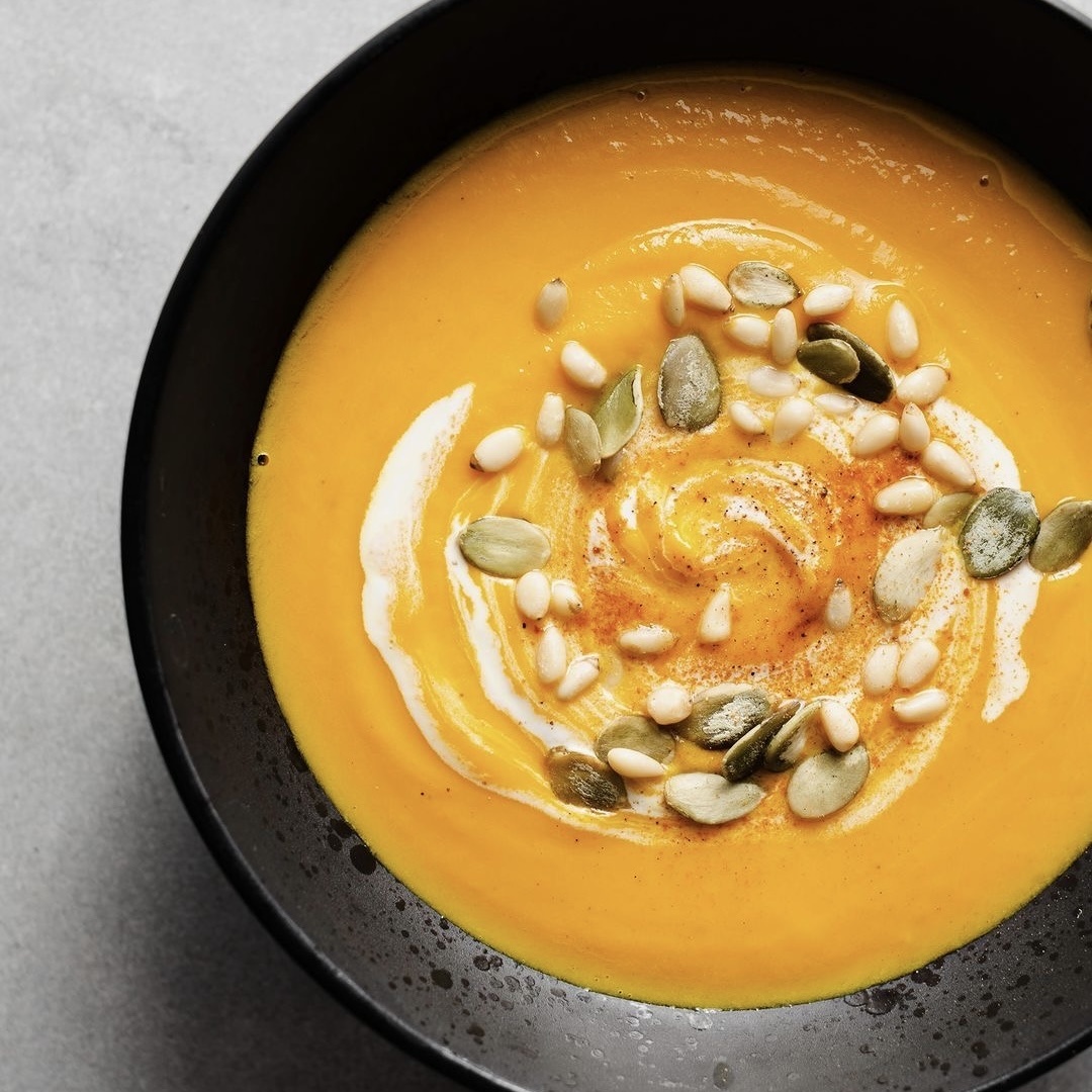 согревает и насыщает тыквенный крем-суп с кокосовой сметаной