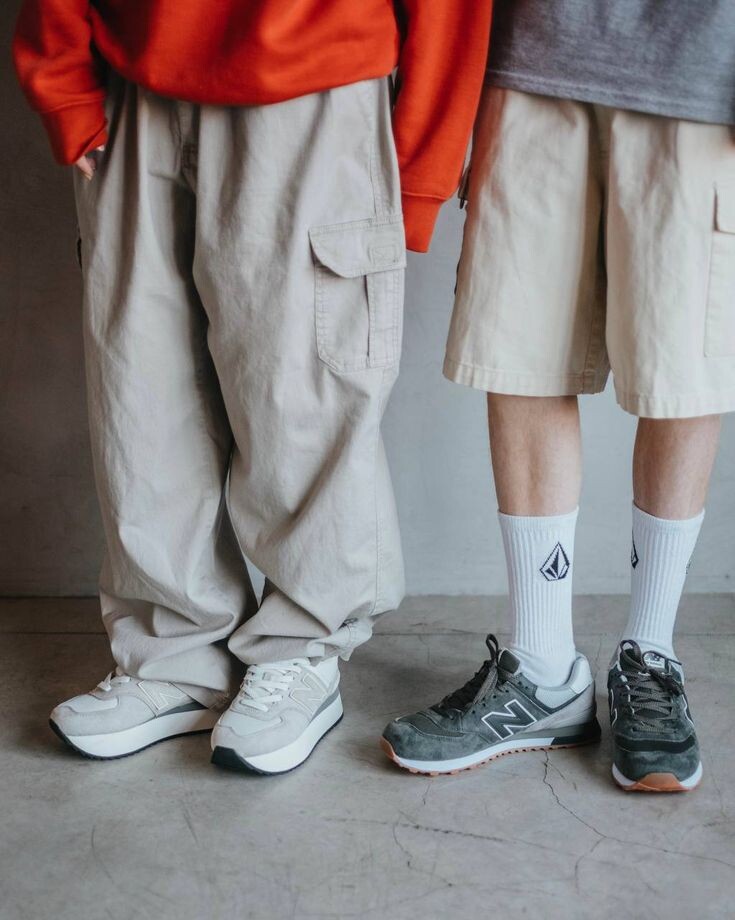 На фото: New Balance 574 – классическая модель бренда в сером цвете. Замшево-сетчатый ретро-дизайн и логотип “N” стали узнаваемым символом стиля New Balance. Сегодня такие кроссовки носят повсеместно – от студентов до звезд, ценя их за универсальный внешний вид и комфорт.