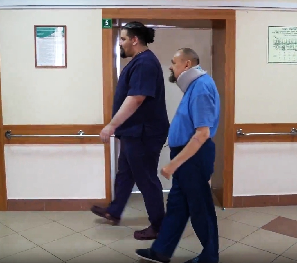 Врач-нейрохирург Волынский Алексей Леонидович с пациентом