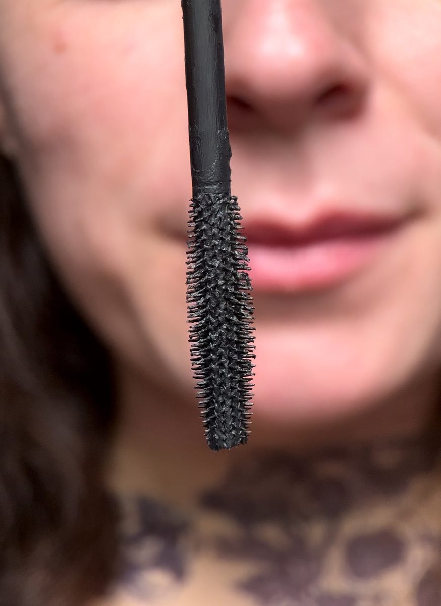 Делает естественные ресницы