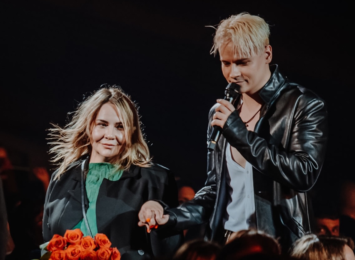    Ярослав Дронов с мамой на концертеСоцсети Shaman