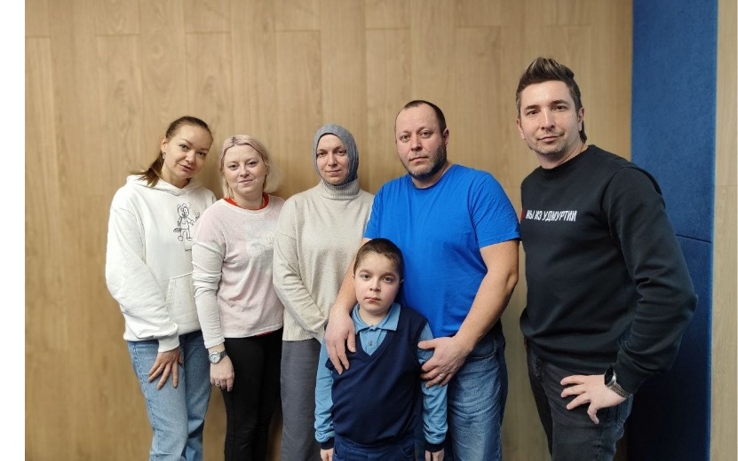  Нияз, его родители, директор благотворительного фонда ИГГС Анастасия Ячменькова и ведущие радио «Адам» (FM 104.5)