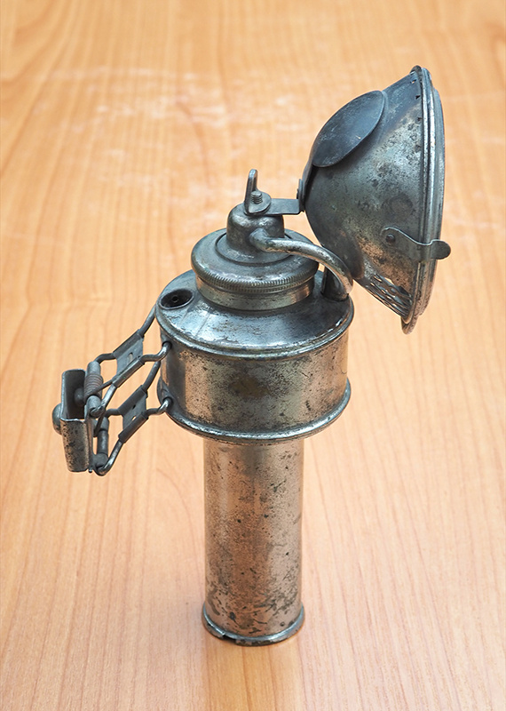 Ацетиленовый (карбидный) фонарь "Alpha", изготовленный во Франции в 1910-х годах. Из коллекции Веломузея Андрея Мятиева.