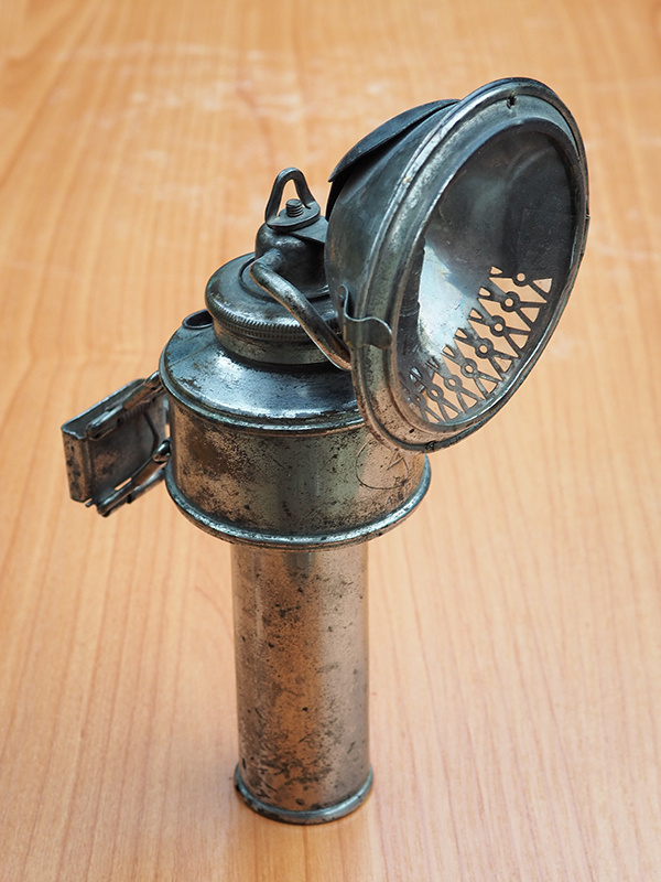 Ацетиленовый (карбидный) фонарь "Alpha", изготовленный во Франции в 1910-х годах. Из коллекции Веломузея Андрея Мятиева.