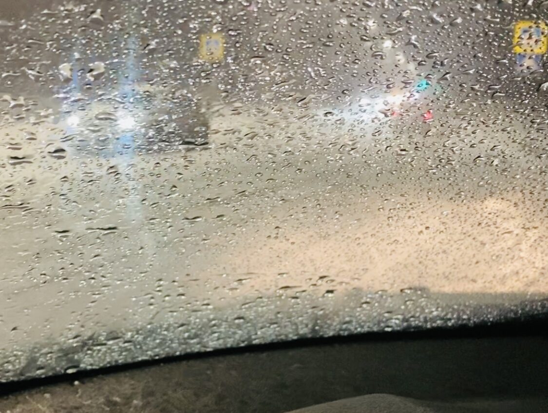 Снег на стекле быстро тает