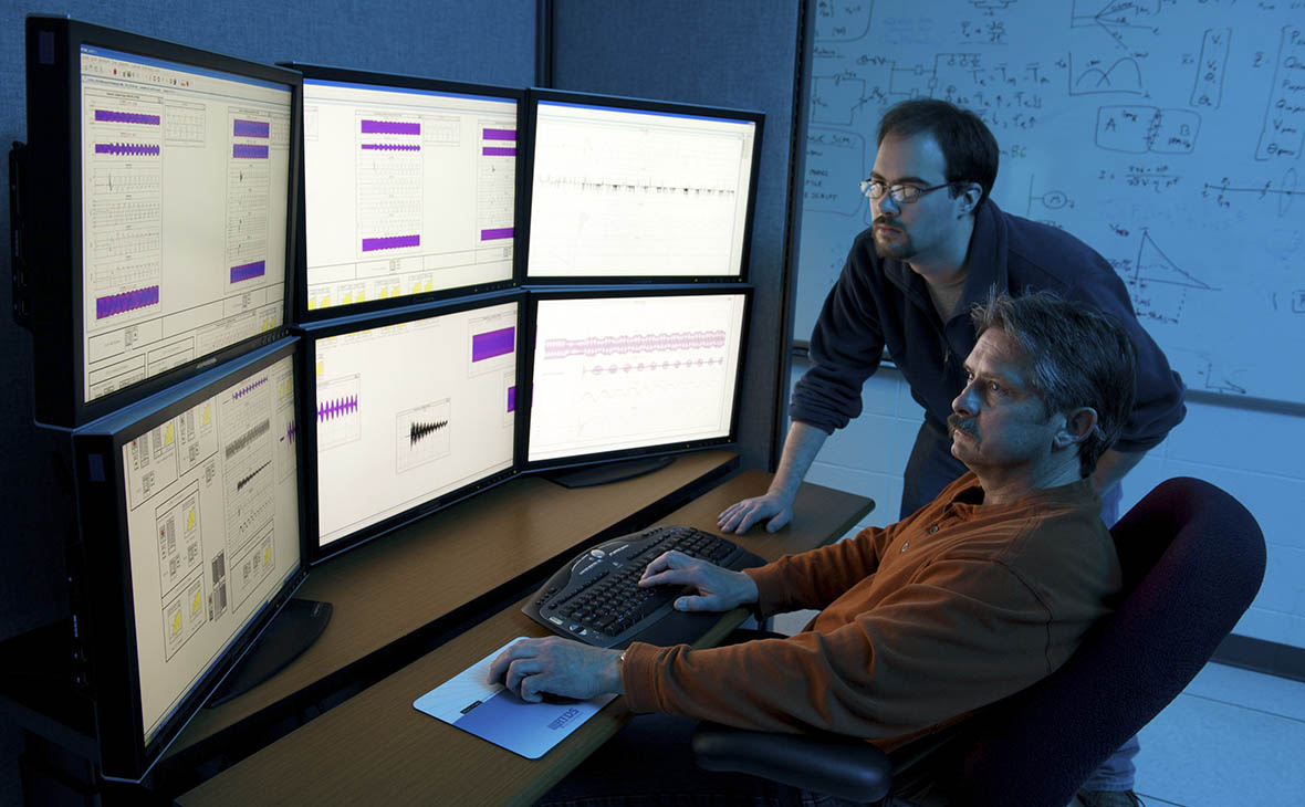 3. Разработчик нейроинтерфейсов
Слияние технологий и человеческого мозга — одно из главных направлений будущего. Ученые работают над интерфейсами, позволяющими управлять устройствами силой мысли, лечить болезни мозга и даже расширять возможности человека.

Что нужно знать: нейробиология, программирование, биоинженерия.

4. Специалист по робототехнике
Роботы уже заменяют людей в производстве, медицине и даже в сфере обслуживания. Инженеры-робототехники разрабатывают автоматизированные системы, создают программное обеспечение для них и обучают машины выполнять сложные задачи.

Что нужно знать: механика, программирование, электроника, искусственный интеллект.

5. Генный инженер
Генная инженерия помогает лечить наследственные заболевания, увеличивать продолжительность жизни и даже модифицировать ДНК растений и животных. Это одно из самых перспективных направлений в биотехнологиях.

Что нужно знать: молекулярная биология, CRISPR, биоинформатика.
