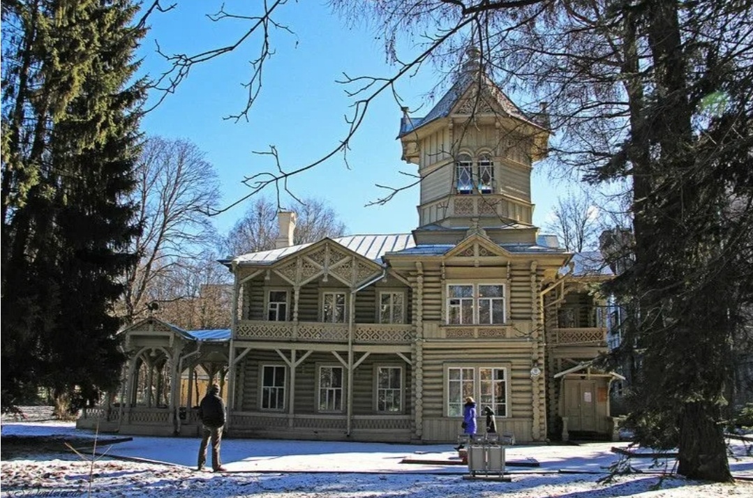 Здание Музея исторического воспитания на Болотной 13