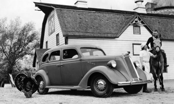 Седан LaFayette 1936 года
