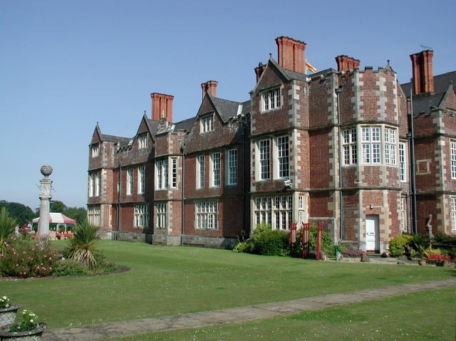 https://upload.wikimedia.org/wikipedia/commons/6/6c/Burton_Agnes_Hall_01.jpg