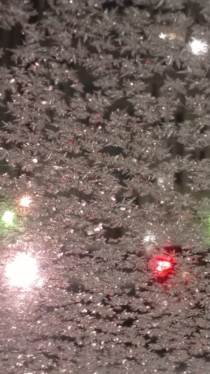 Узоры на лобовом стекле автомобиля.