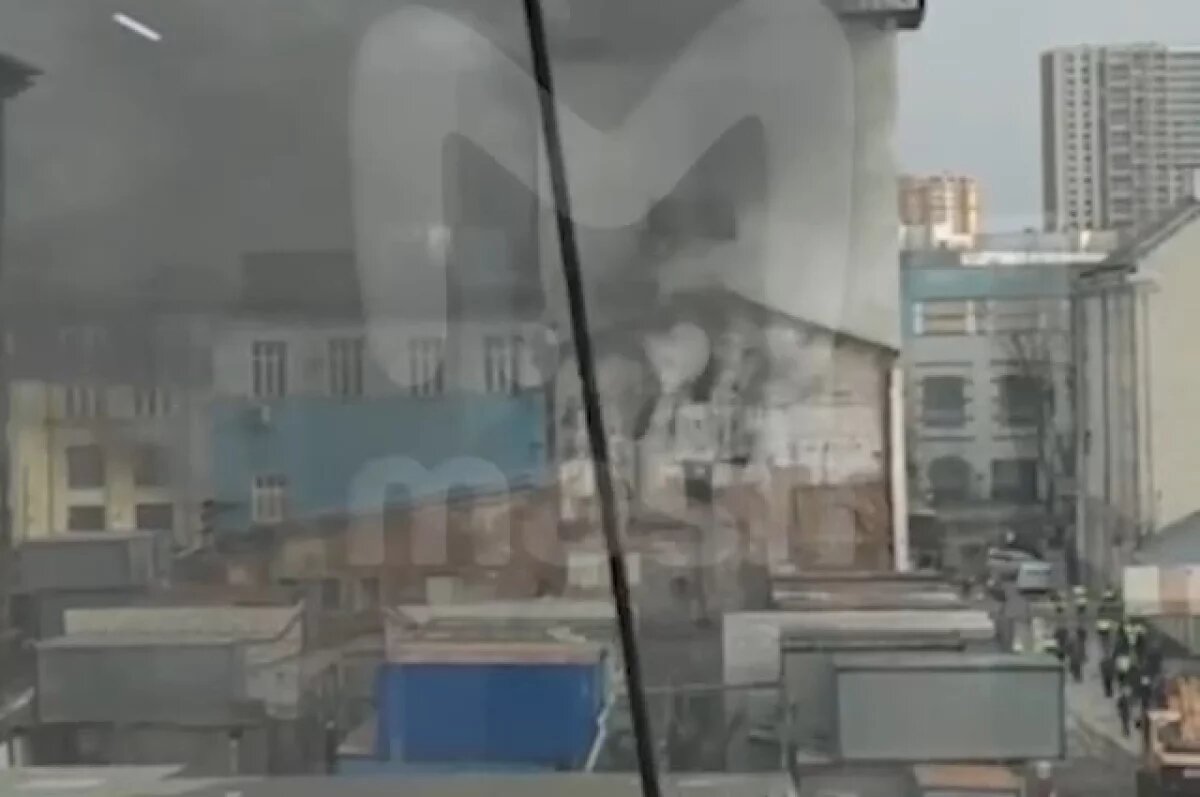    Люди прыгают из окон здания из-за пожара возле Павелецкого вокзала в Москве