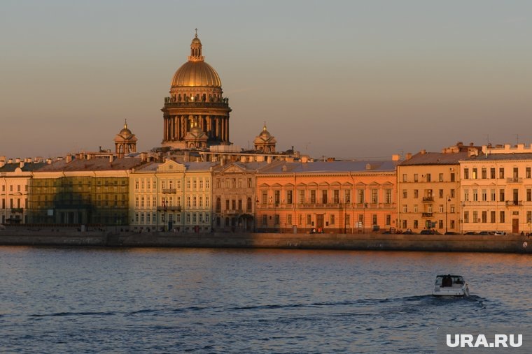    Практически всю сознательную жизнь поэт прожил в Ленинграде — Санкт-Петербурге