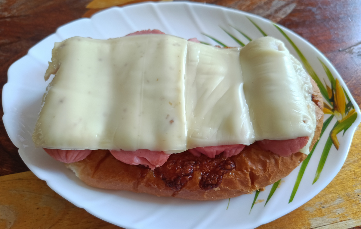 Горячий бутерброд и кофе