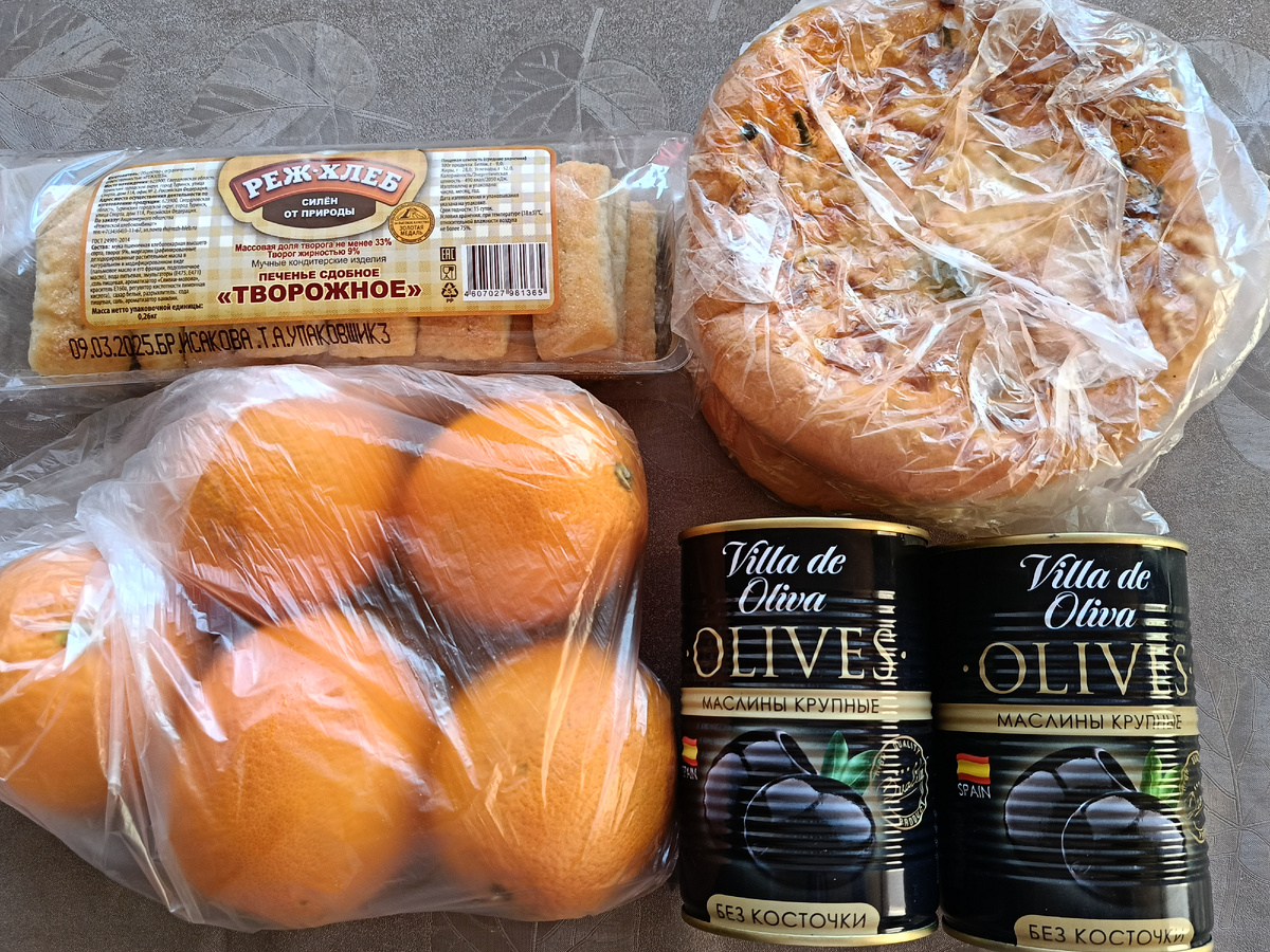 Круглые это пиццы из местного хлебного магазина, они по 150 гр, удобно брать с собой на работу, муж берёт и я тоже.