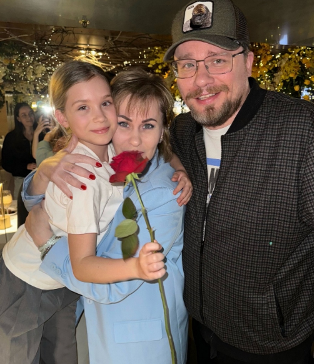Гарик Харламов с мамой Натальей и дочкой Анастасией. Фото: соцсети