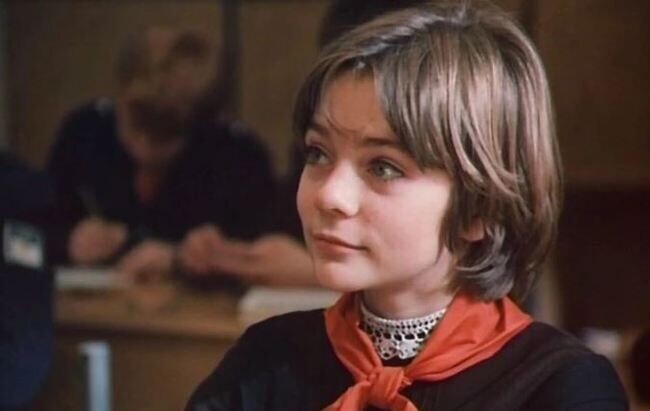 Наталья Гусева по-прежнему могла бы оставаться одной из самых популярных артисток страны, однако она выбрала более серьезную профессию.

После выхода фильма «Гостья из будущего» в юную Наталью Гусеву, исполнившую роль Алисы Селезневой, влюбилась добрая половина советских мальчишек. Очаровательная актриса получила около миллиона писем с признаниями в любви. Некоторые юные фанаты даже шли на опережение, предлагая Наталье руку и сердце.
Сама Гусева признавалась, что на самом деле пришла на пробы не из-за мечты сняться в кино. Она была большой поклонницей Кира Булычева, повесть которой легла в основу фильма о космических приключениях девочки с Земли. Актриса надеялась лишь взять автограф, но неожиданно получила предложение сняться в новой ленте. Отказываться от такого шанса было бы глупо, хотя, в общем-то, Наталья никогда не хотела быть звездой экрана.

Фильм «Гостья из будущего»