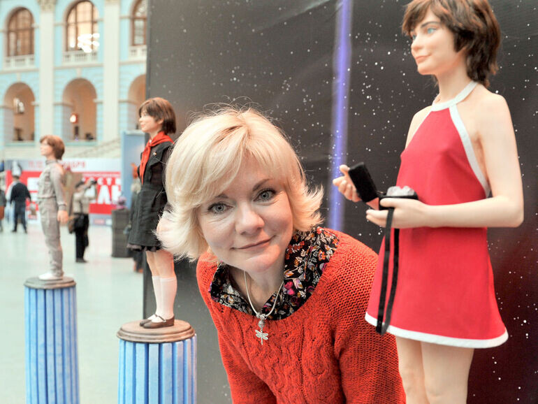 После съемок она получала немало приглашений от режиссеров об участии в других проектах. В 16 лет, например, Гусева могла исполнить одну из главных ролей в проекте «Авария — дочь мента», однако она отказалась, так как не хотела портить репутацию ангельской Алисы Селезневой. К тому же, параллельно Наталья готовилась к поступлению в университет. С детства она увлекалась биологией и знала, что свяжет свою жизнь с наукой.
После выпуска из школы Гусева поступила на биотехнологический факультет Московского технологического университета им. Ломоносова. Окончив его, она устроилась в НИИ эпидемиологии и микробиологии им. Н.Ф. Гамалея. Там Наталья принимала участие в большом проекте по изучению ВИЧ.
Гусева на выставке «Алиса Кира Булычева»

«То, чем я занимаюсь, — в каком-то смысле тоже приключение. Это другая вселенная, другой мир, который существует рядом с нами. В фильме я играла чужую жизнь. А в жизни я — это я», — сказала Гусева в редком интервью журналистам.

Что же касается личной жизни, то в ней Наталье повезло не сразу. В первый раз артистка вышла замуж рано. Её избранником стал энтузиаст и Денис Мурашкевич. Через некоторое время после свадьбы у пары родилась дочь Алеся. Благоверный Гусевой оказался страшным ревнивцем и спустя семь лет этот брак распался. А вот настоящее счастье звезда «Гостьи из будущего» нашла только после сорока. Она вышла замуж за дизайнера Сергея Амбиндера, а в 2013 году подарила ему дочь Софию.
Наталья Гусева держится в стороне от публичности, продолжая работать в науке. Она крайне редко дает интервью и рассказывает о своей жизни. С момента выхода легендарного фильма реальность артистки в корне поменялась, однако она по-прежнему с любовью вспоминает пережитый опыт.