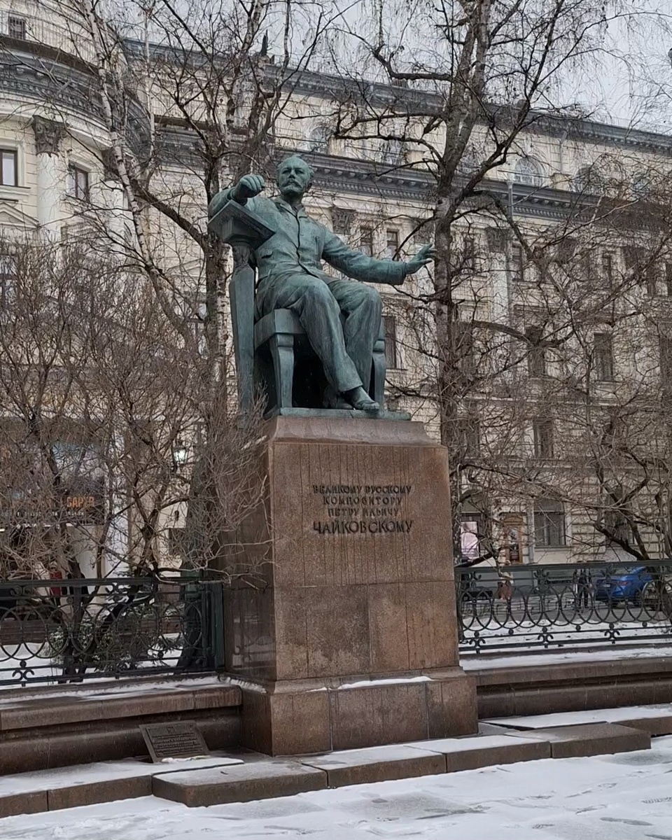 Фото автора. Памятник П. И. Чайковскому.