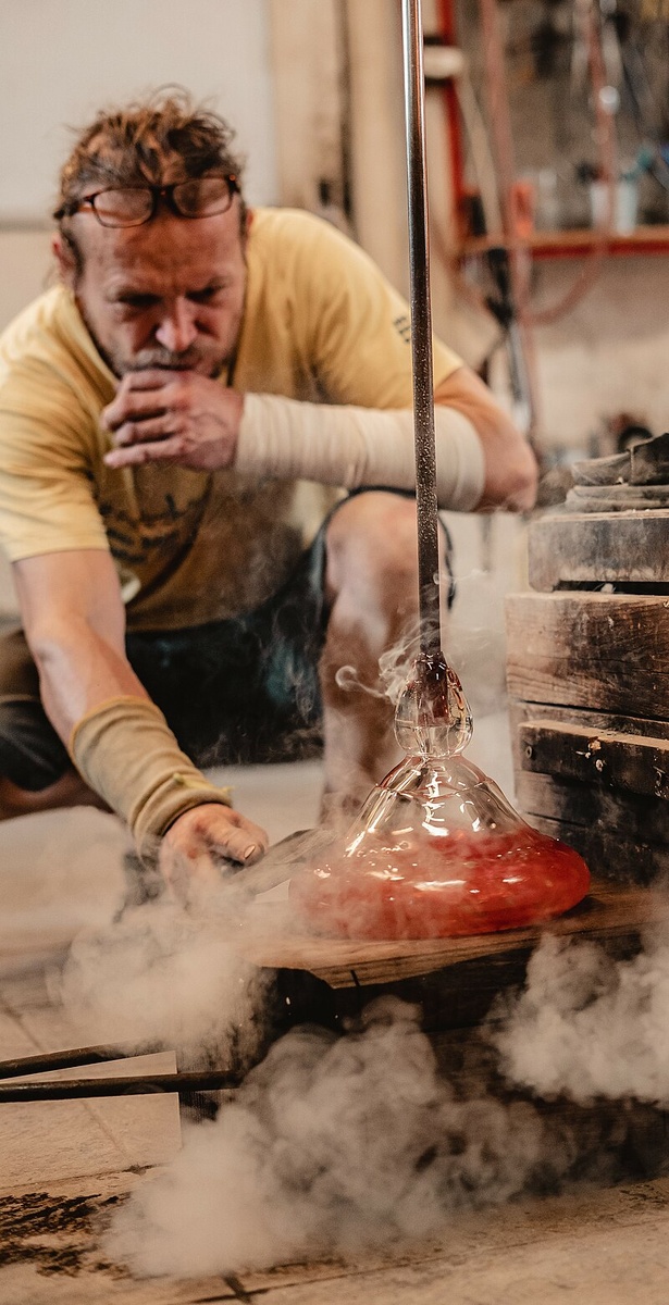 Игорь Мюллер на своем предприятии Glass Studio Müller в Голице