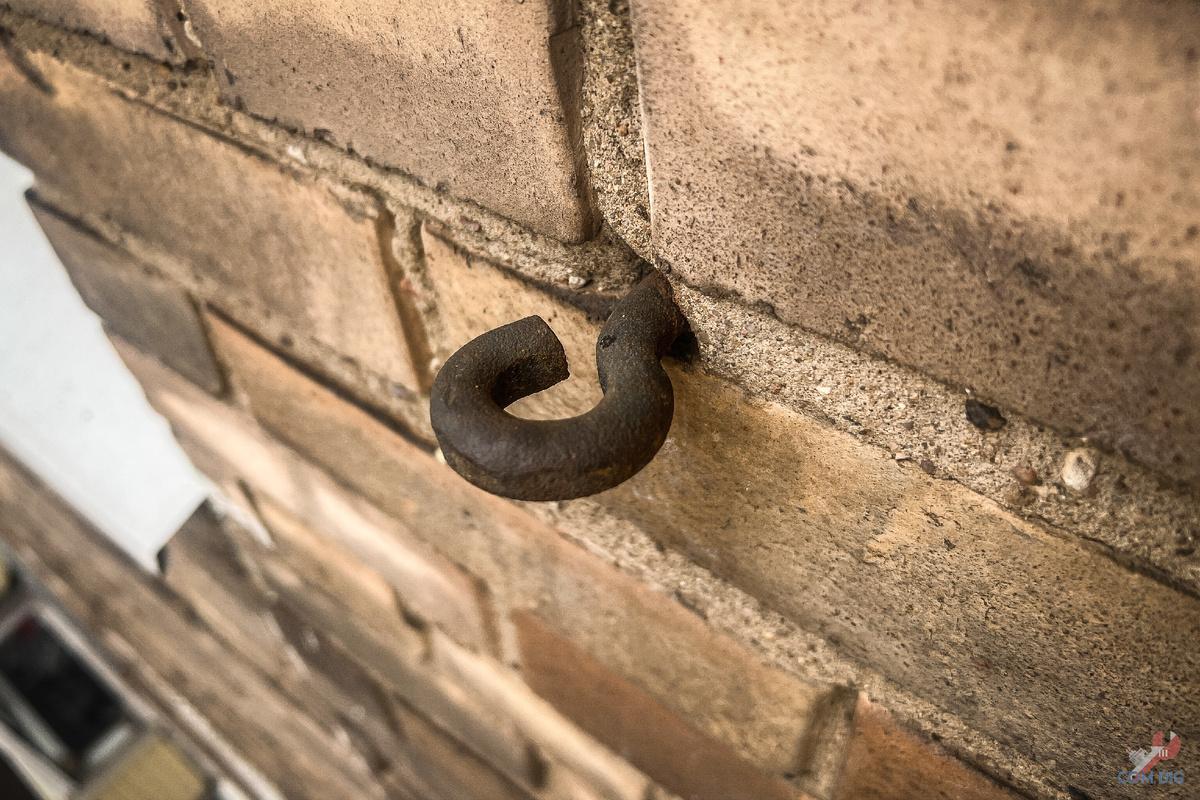 Крюк на фасаде кирпичной хрущевки.