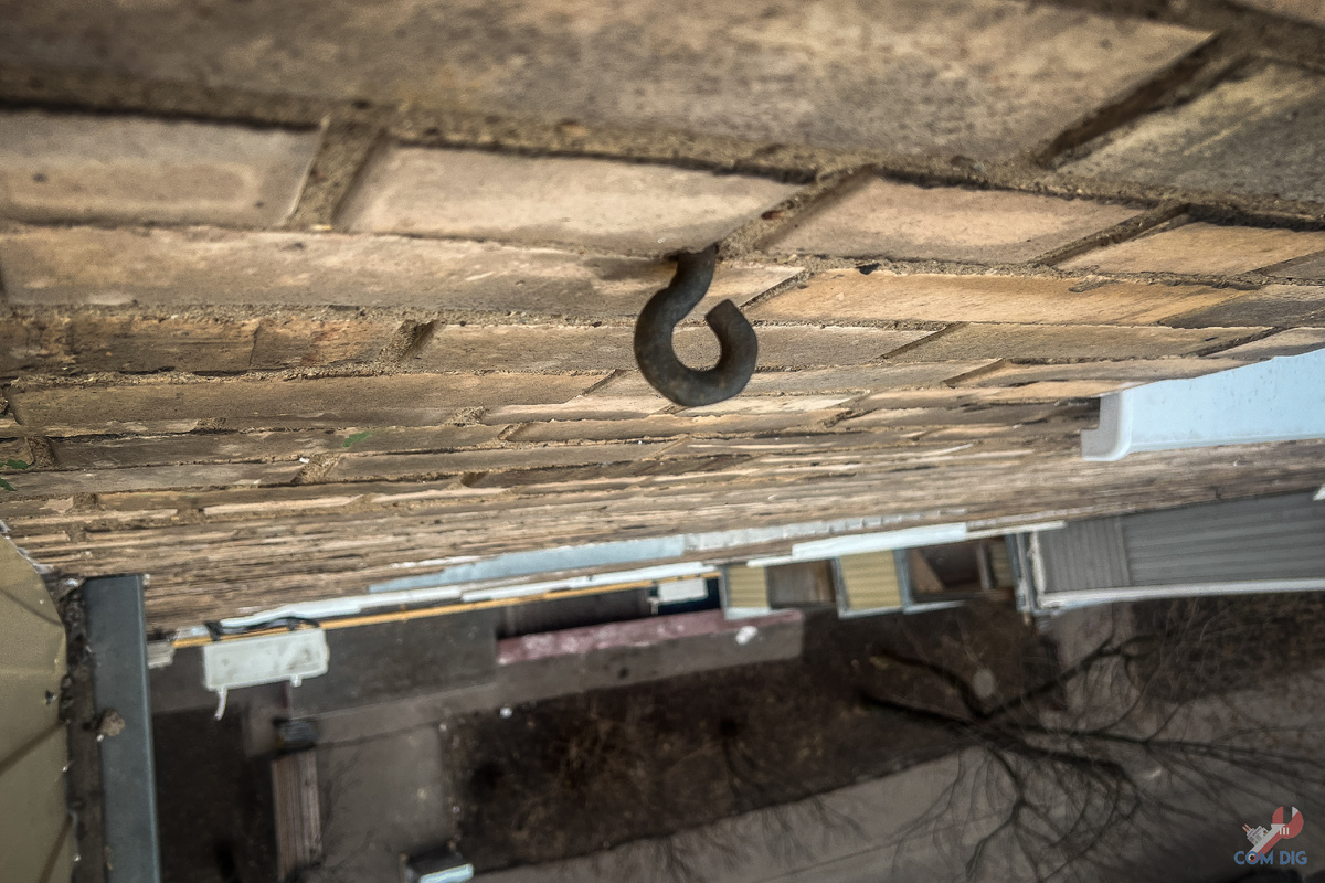 Крюк на фасаде кирпичной хрущевки.