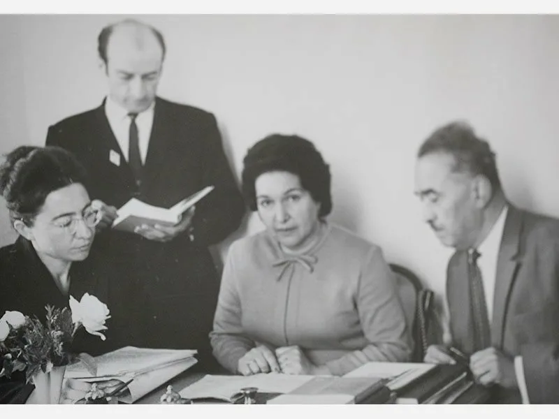 Аза Хадарцева (посередине)