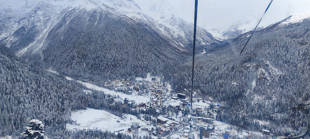 Домбай расположен в горах на высоте 1590 метров над уровнем моря