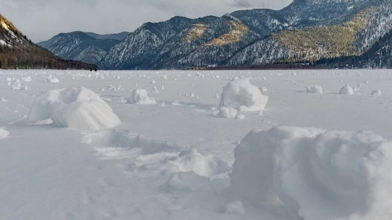     Снежные рулоны на Телецком озере Светлана Кульбацкая