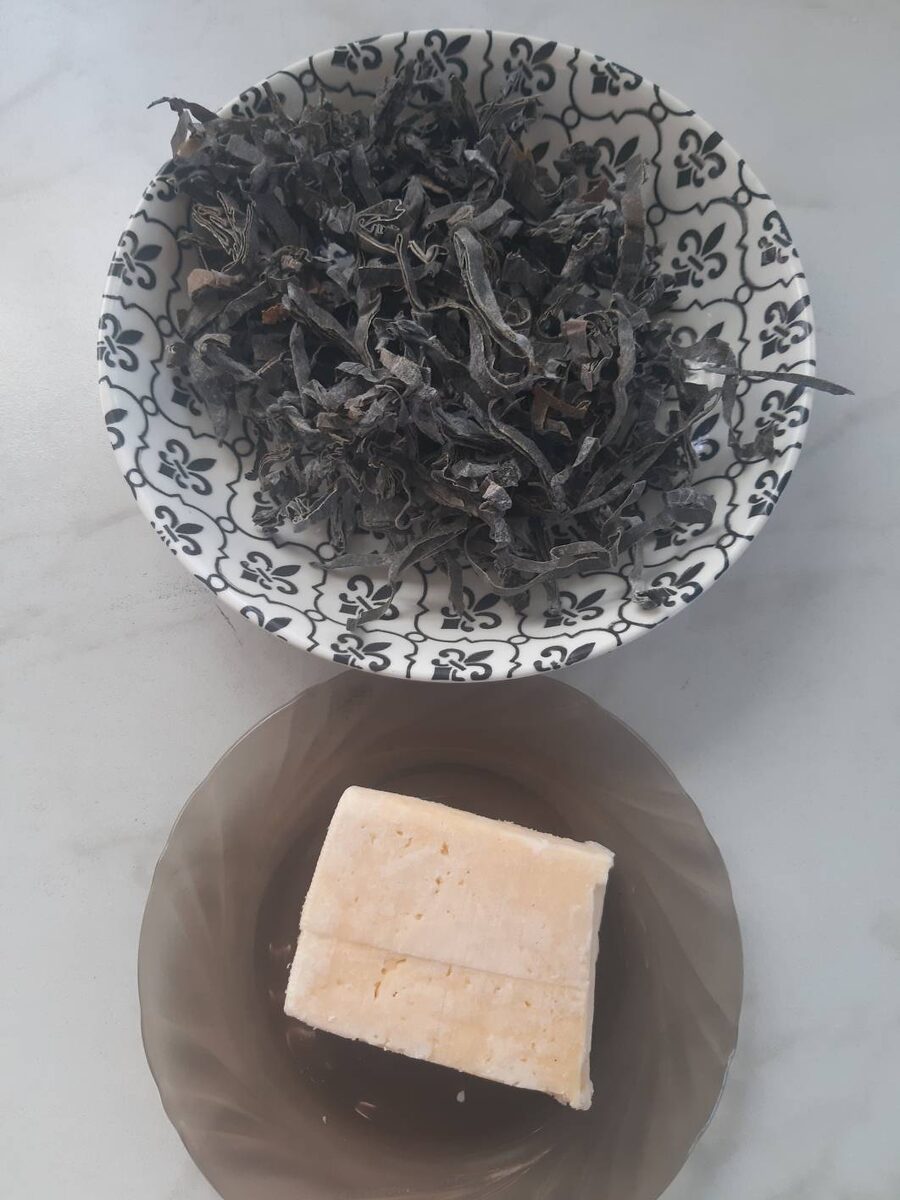Сушеная морская капуста(можно и консервированную) и твердый сыр, хотя с колбасным получается тоже очень вкусно
