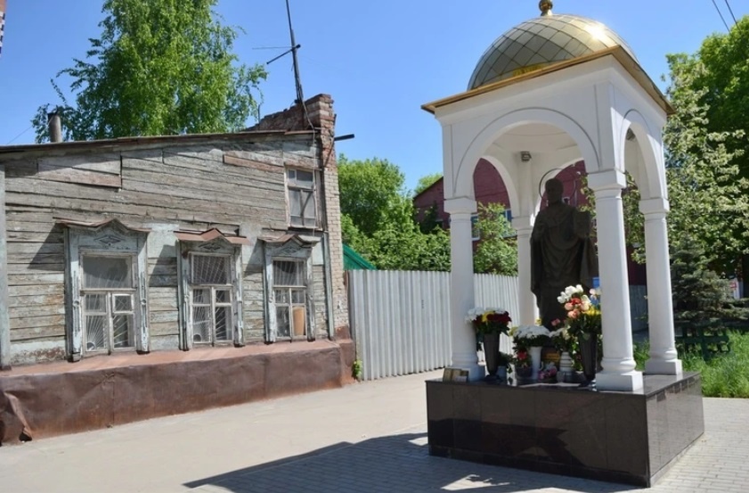 У дома поставили памятник Николаю Чудотворцу.