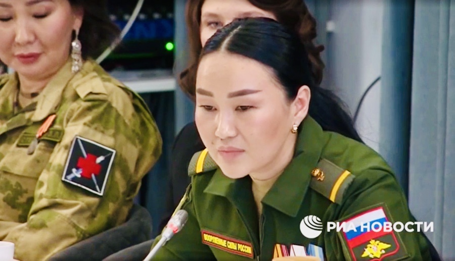 Сейчас Айдысмаа живет в Кызыле и воспитывает троих детей – двух сыновей пяти и одиннадцати лет, а также девятилетнюю дочку. "Как только мне сказали, что он погиб, я сразу доложила это всё своему командиру. И он меня отпустил по семейным обстоятельствам. Но не было приказа, чтобы я поехала со своим взводом. Я уже поехала с его сослуживцем. Поехали, эвакуацию сделали", - рассказала Монгуш.