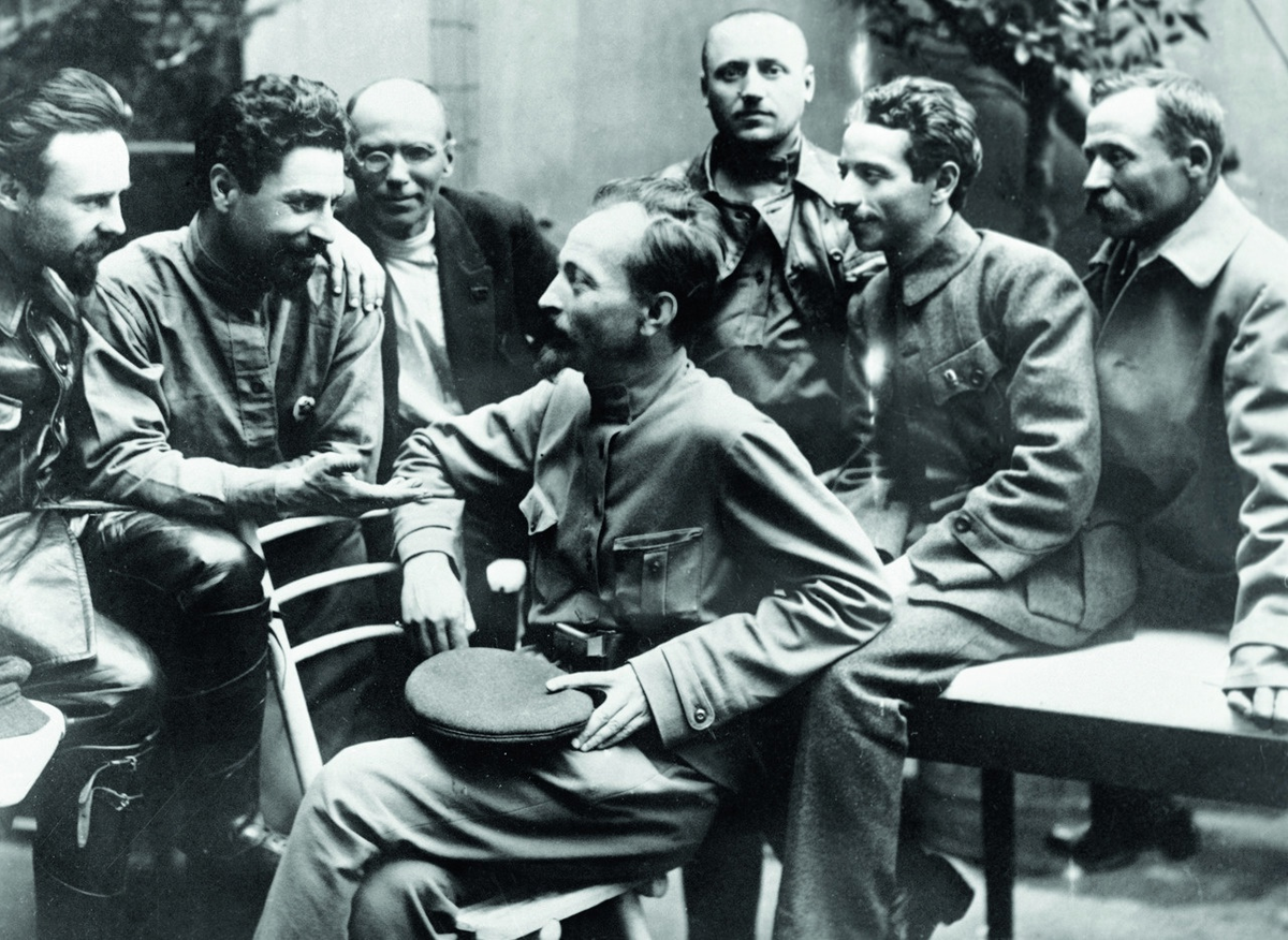 Феликс Дзержинский (в центре) с членами коллегии ВЧК. 1919 год (слева направо): С. Г. Уралов, К. М. Волобуев, М. И. Васильев-Южин, И. К. Ксенофонтов, Г. С. Мороз, В. И. Савинов, 