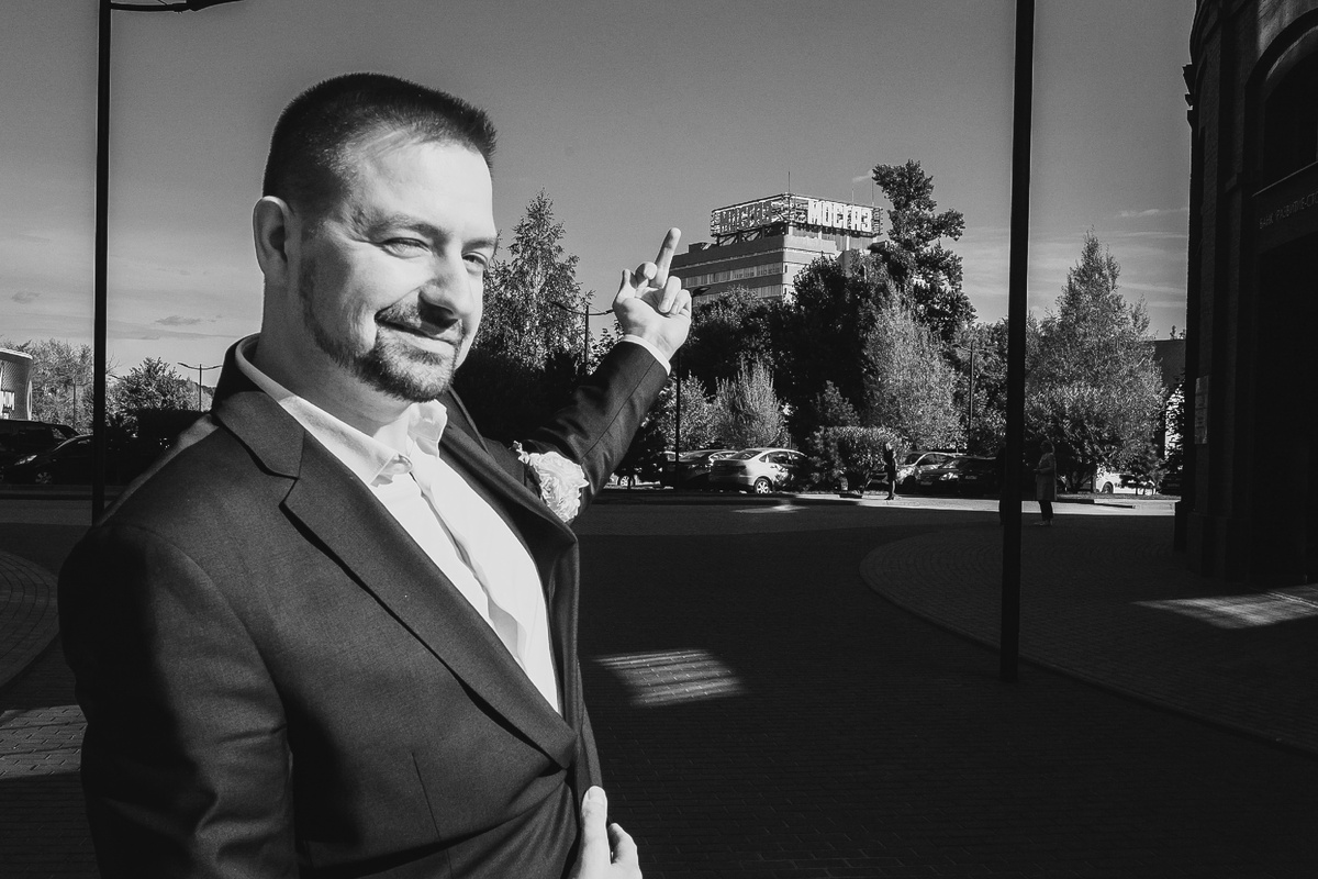 Ваш покорный слуга и одно из его прошлых мест работы :)