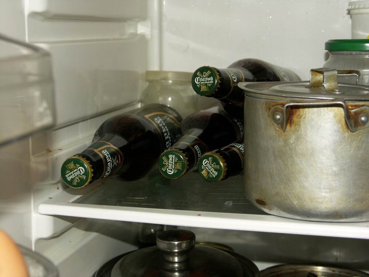 Полный комплект для пьянки: водка, пиво, рыбка, колбаса