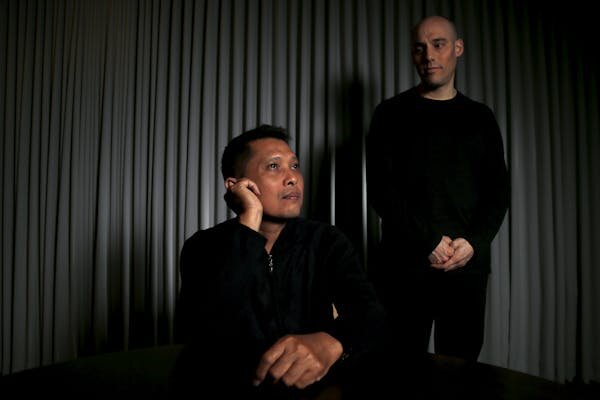 Ади Рукун, потерявший в результате насилия своего брата, и режиссер фильма "Акт убийства" Джошуа Оппенгеймер.