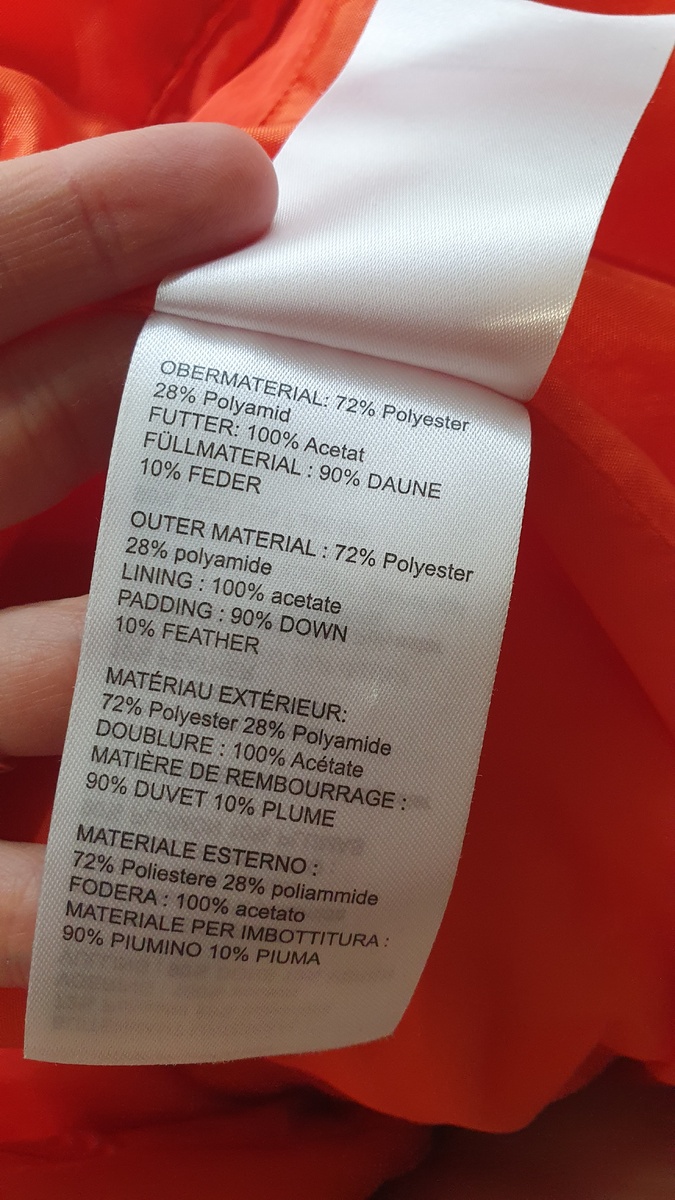 В составе 90 пуха и 10 пера,  хорошо набит,  не свалян. 