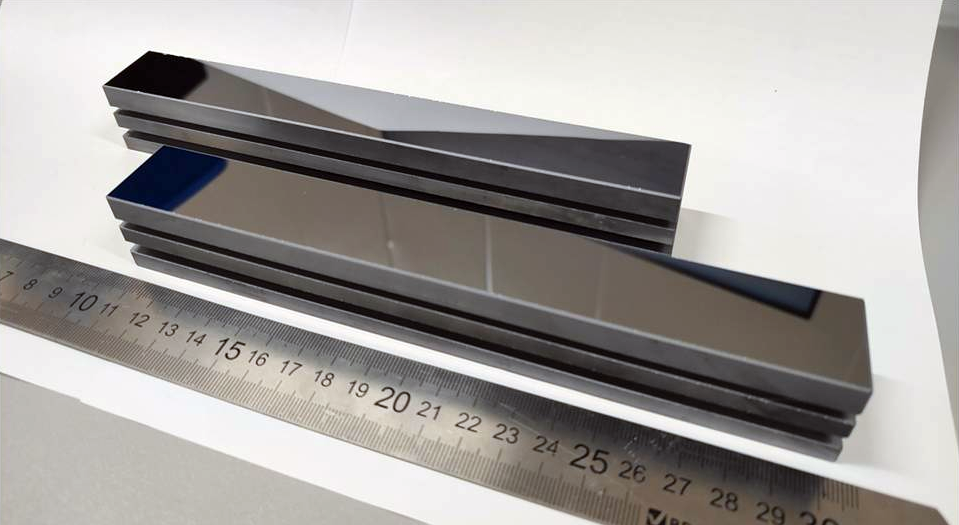 Фото рентгеновских зеркал на основе монокристаллического кремния для двухзеркального монохроматора СКИФа