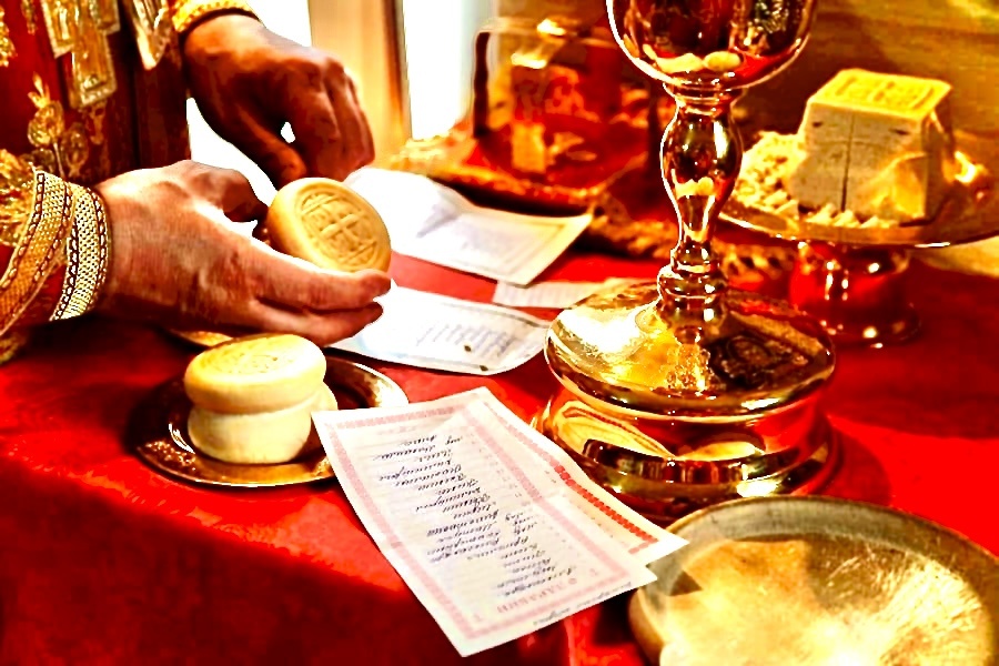 В качестве иллюстрации фото вынимания Частицы в Алтаре из группы Свято-Троицкого Собора г. Онега (оригинал по сслыке: https://vk.com/onegakrest) 