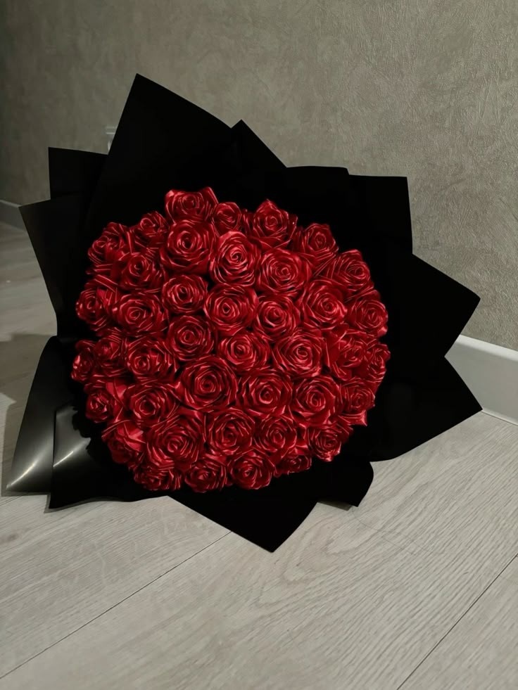 Розы из атласных лент — это оригинальный подарок, который сочетает в себе изящество и долговечность. В отличие от живых цветов, которые радуют глаз всего несколько дней, такие композиции сохраняют свою красоту на долгие годы. Этот декоративный элемент стал популярным в последние годы благодаря своей способности удивлять и радовать, создавая атмосферу праздника даже в самые будничные моменты.