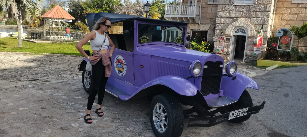 Ретроавтомобиль в парке Хосоне в Варадеро