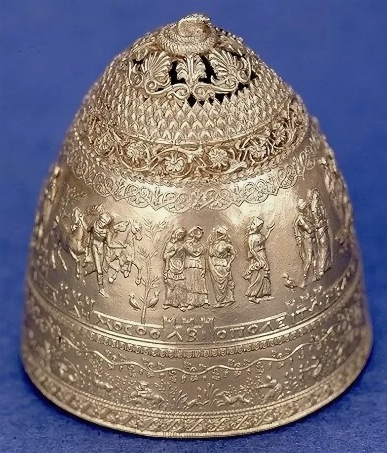 Золотой шлем с надписями. Оцените тонкость и богатство работы, благородство орнаментики! 