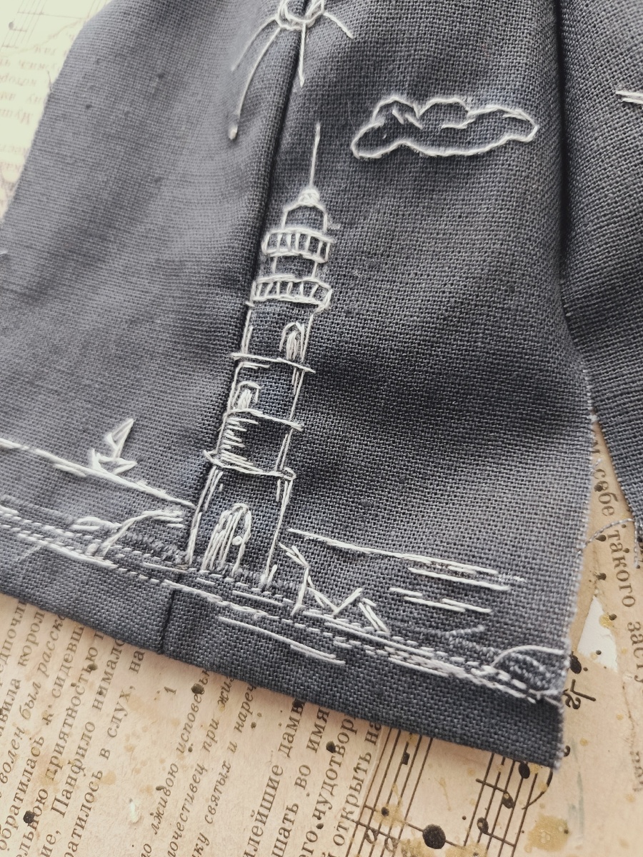 Переделывала пару раз из-за ниток (шелковые точно не подходят). Хотелось передать образ рисунка карандашом. 