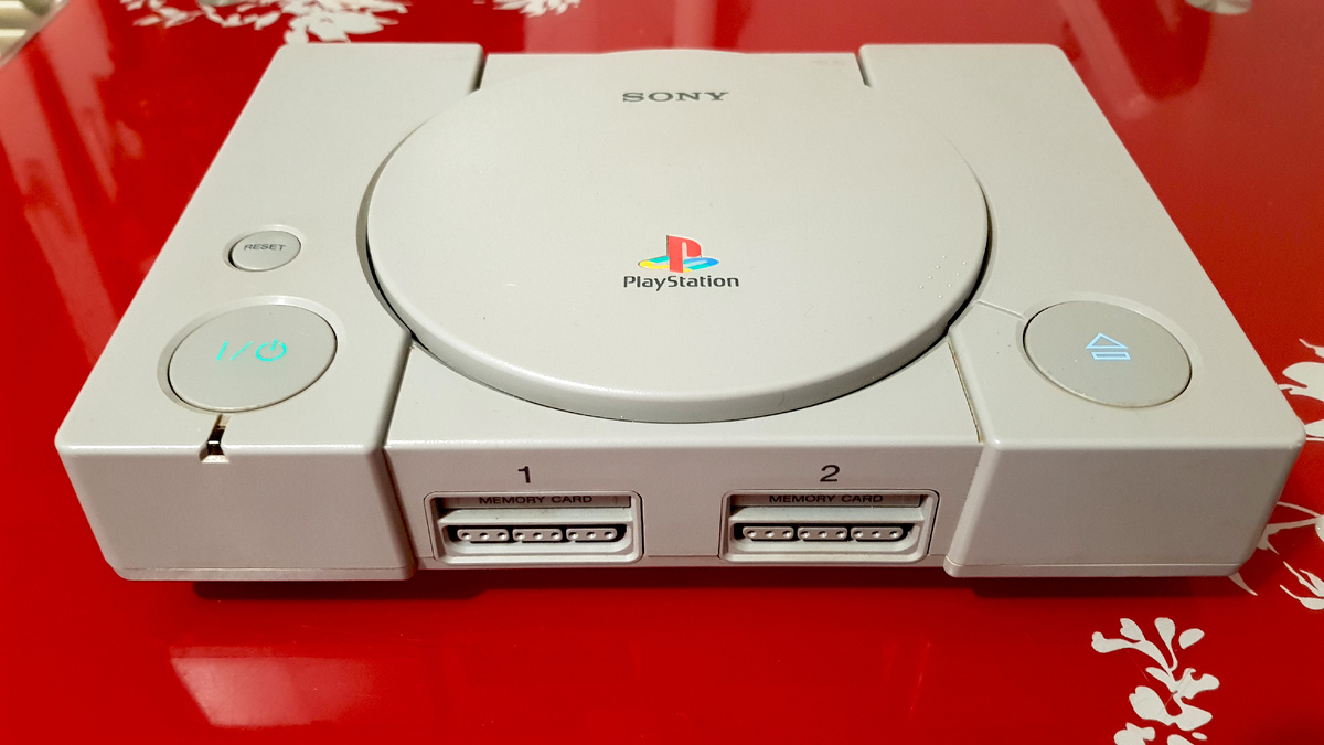 Это консоль Sony PlayStation версия "Fat". такими мир увидел игровые приставки от Sony впервые