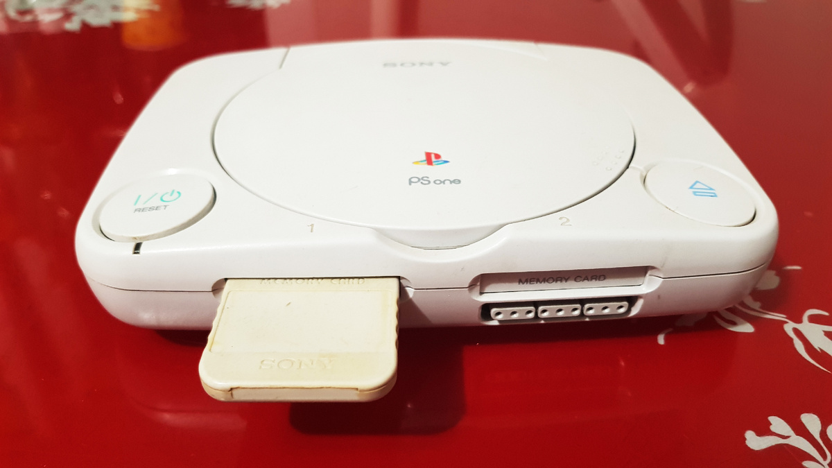 Версия игровой консоли Sony PlayStation Slim. (Более компактная версия чем Fat)