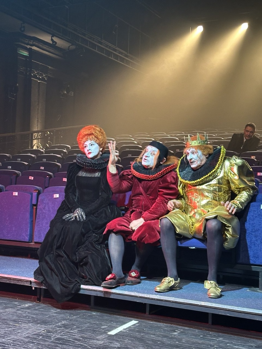 Сцена из спектакля. Спектакль «Розенкранц и Гильденстерн мертвы». Театр на Васильевском. Фото автора.