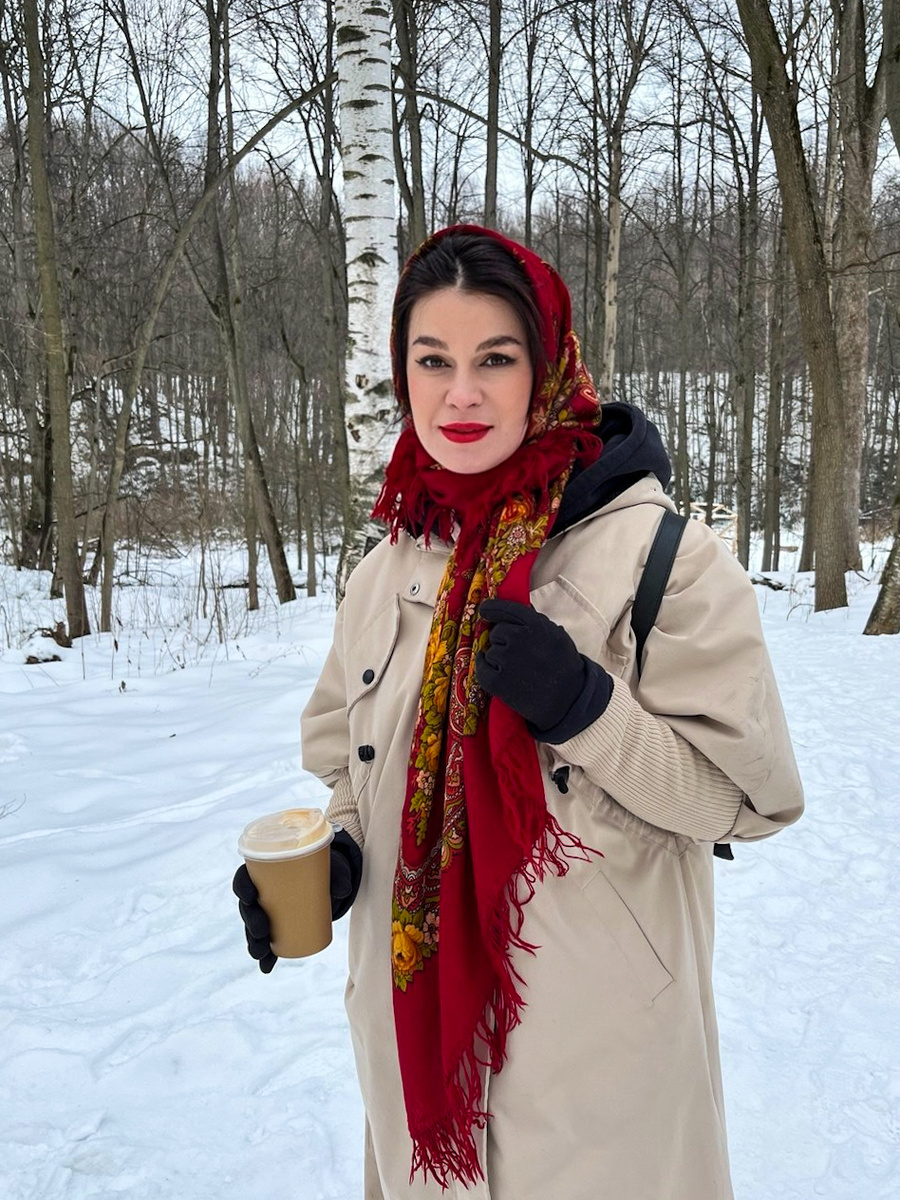 автор в праздничном платочке, без кофе никуда