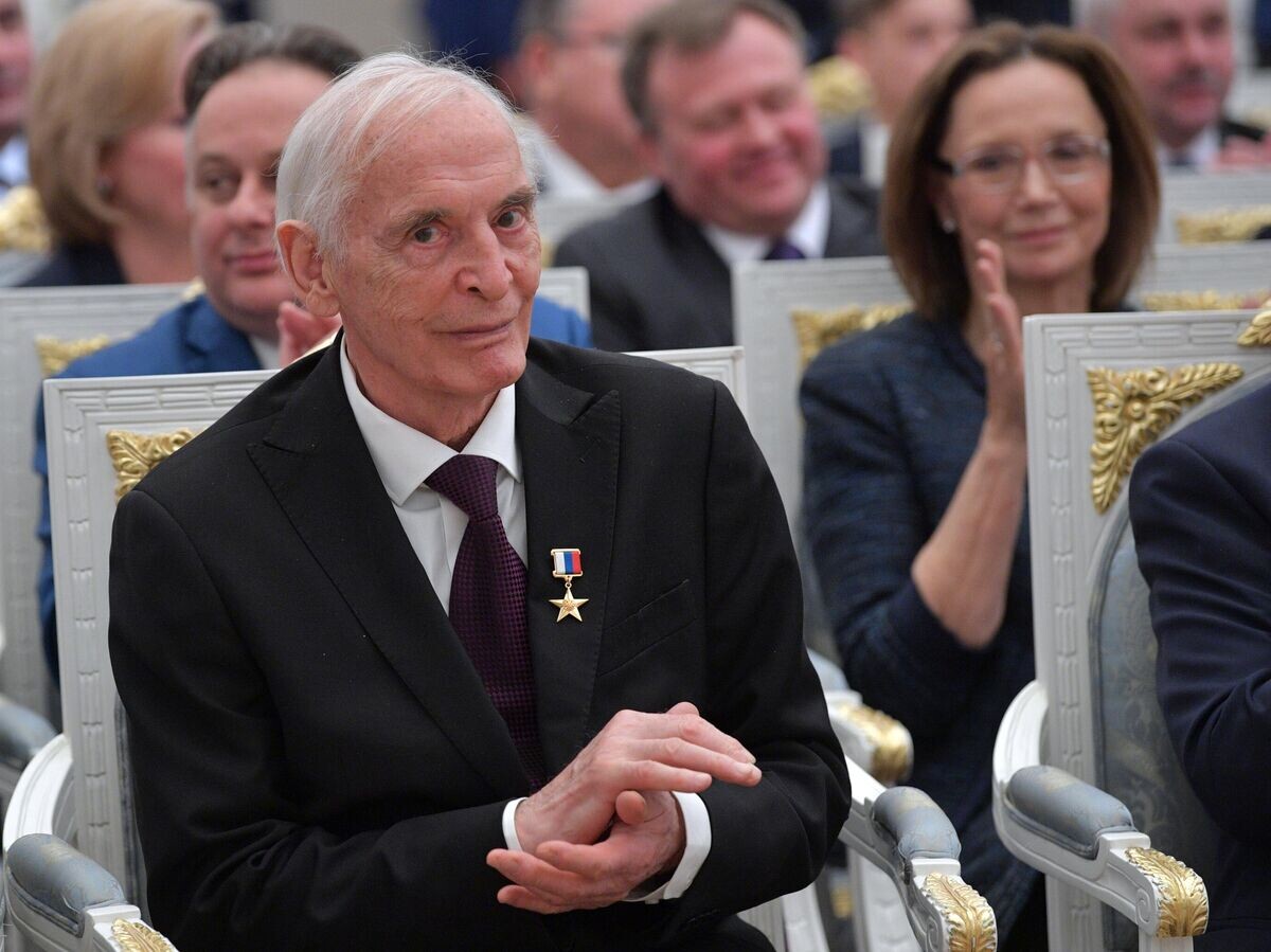  Народный артист СССР Василий Лановой на церемонии вручения президентом РФ Владимиром Путиным медалей "Герой Труда Российской Федерации"© РИА Новости / Алексей Дружинин